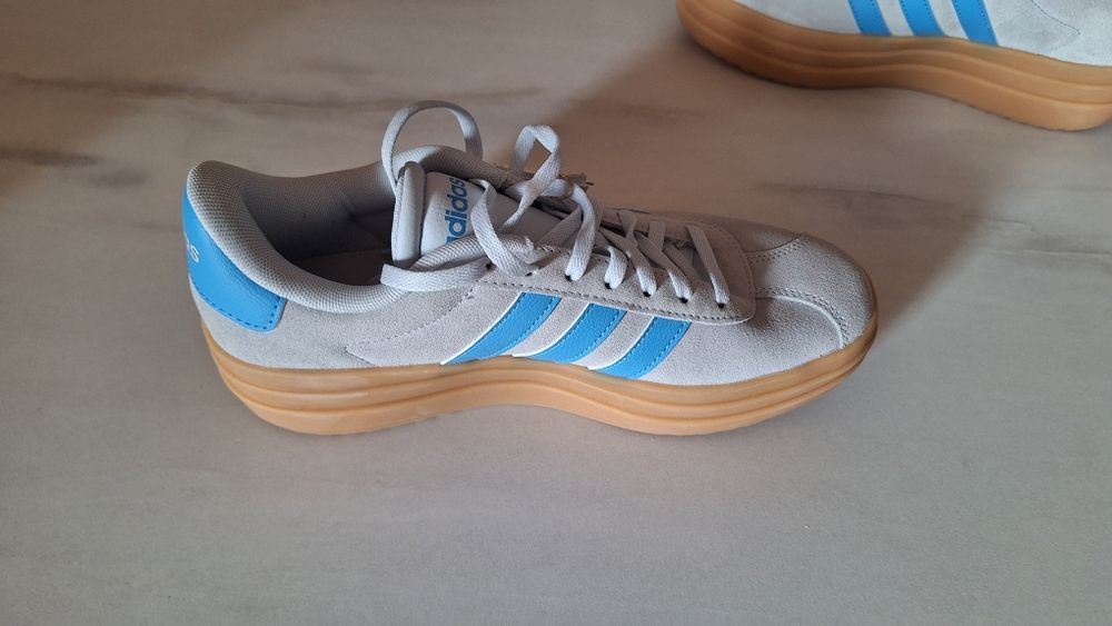 Vând adidași Adidas Vl court