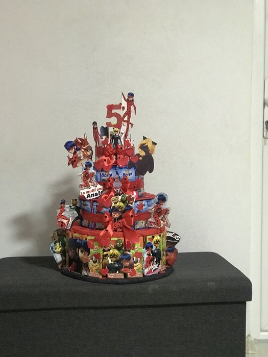 Torturi din dulciuri impachetate