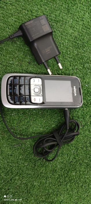 Нокия бутонен работещ апарат, заедно със зарядно.