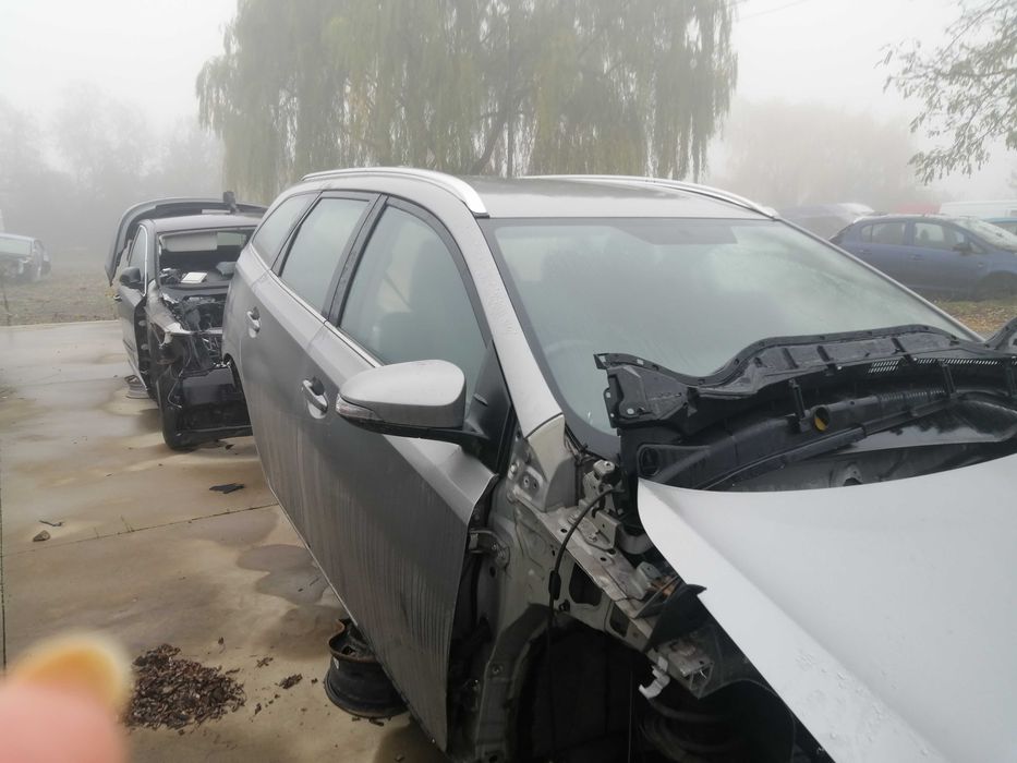 Dezmembram Toyota Auris  motor 1,6