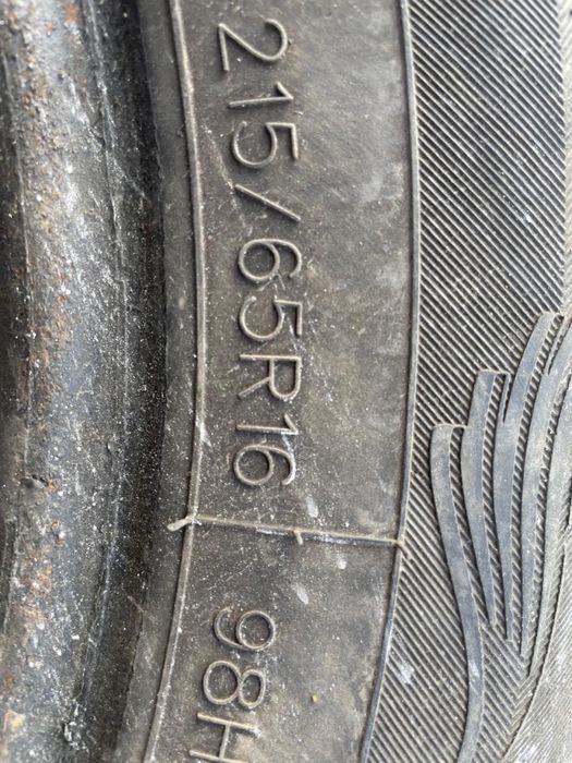 Продам зимнюю резину ( 1 баллон) 215/65 R16