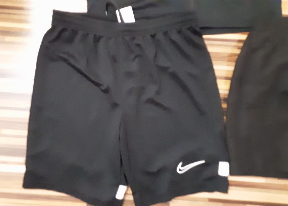(L 147-158) NIKE оригинални горници(35лв) тениски(25лв),долница(35лв)