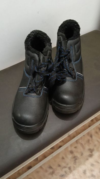 Продам новый зимний ботинка размер 43