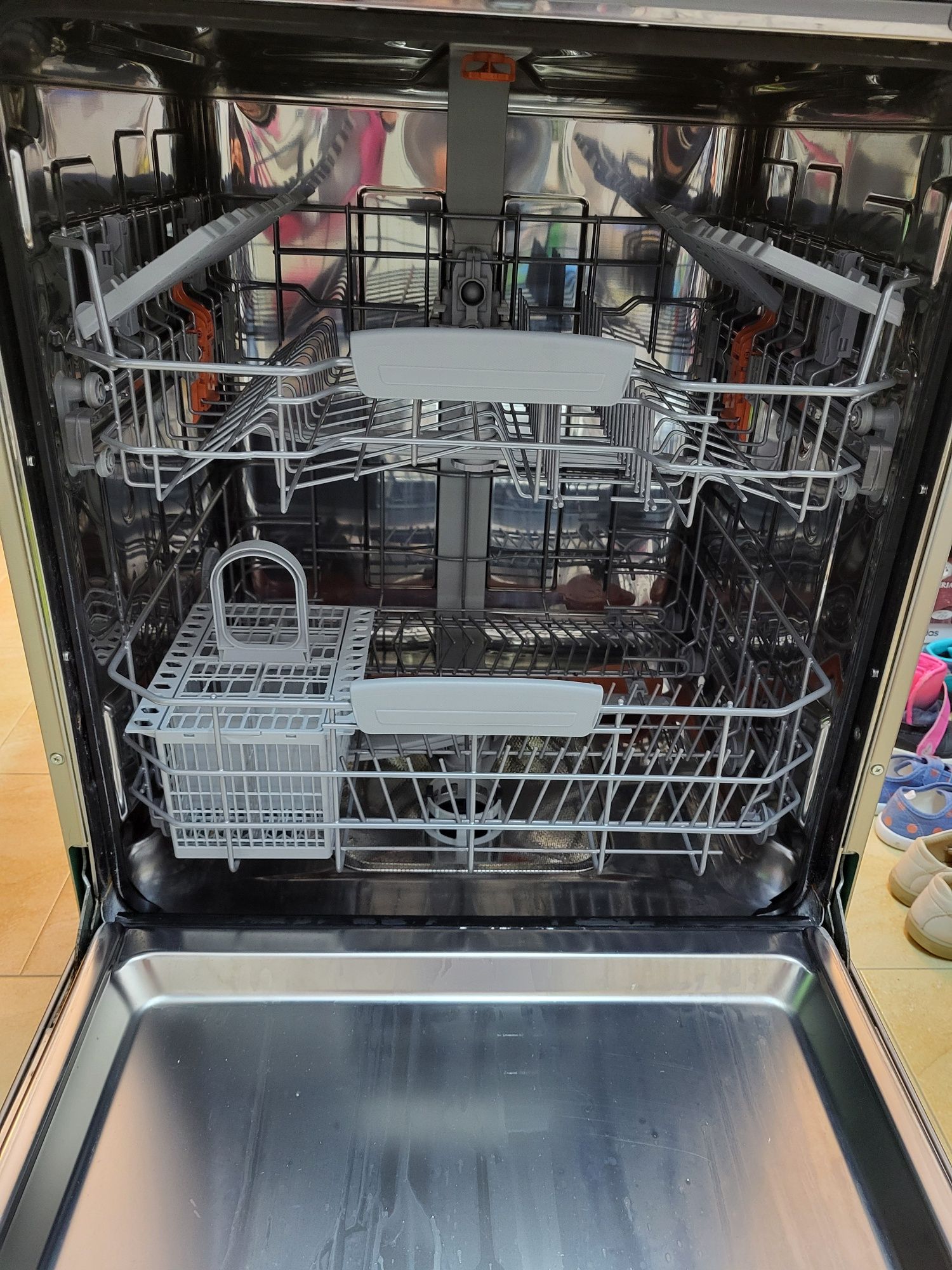 Съдомиялна Hotpoint-ariston