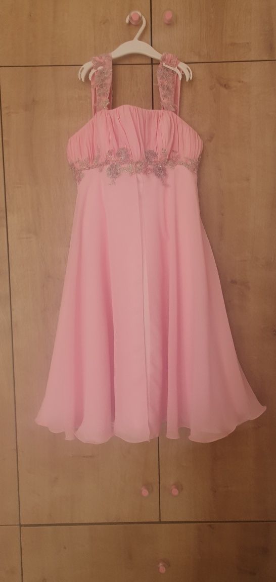 Бална рокля в бонбонено розово