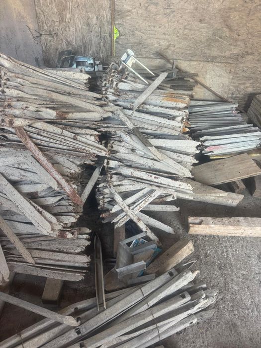 De vânzare popi metalici,montanți, furci , trepiezi