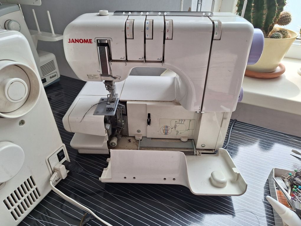 Продам швейную машинку распошивалку Janome