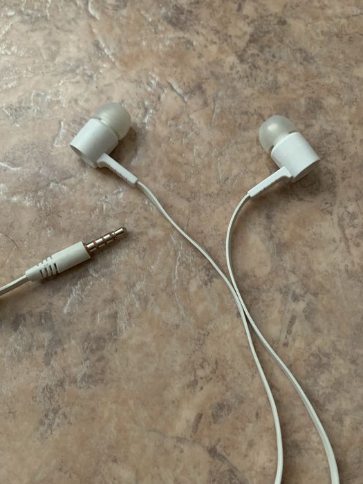Продам наушники срочно