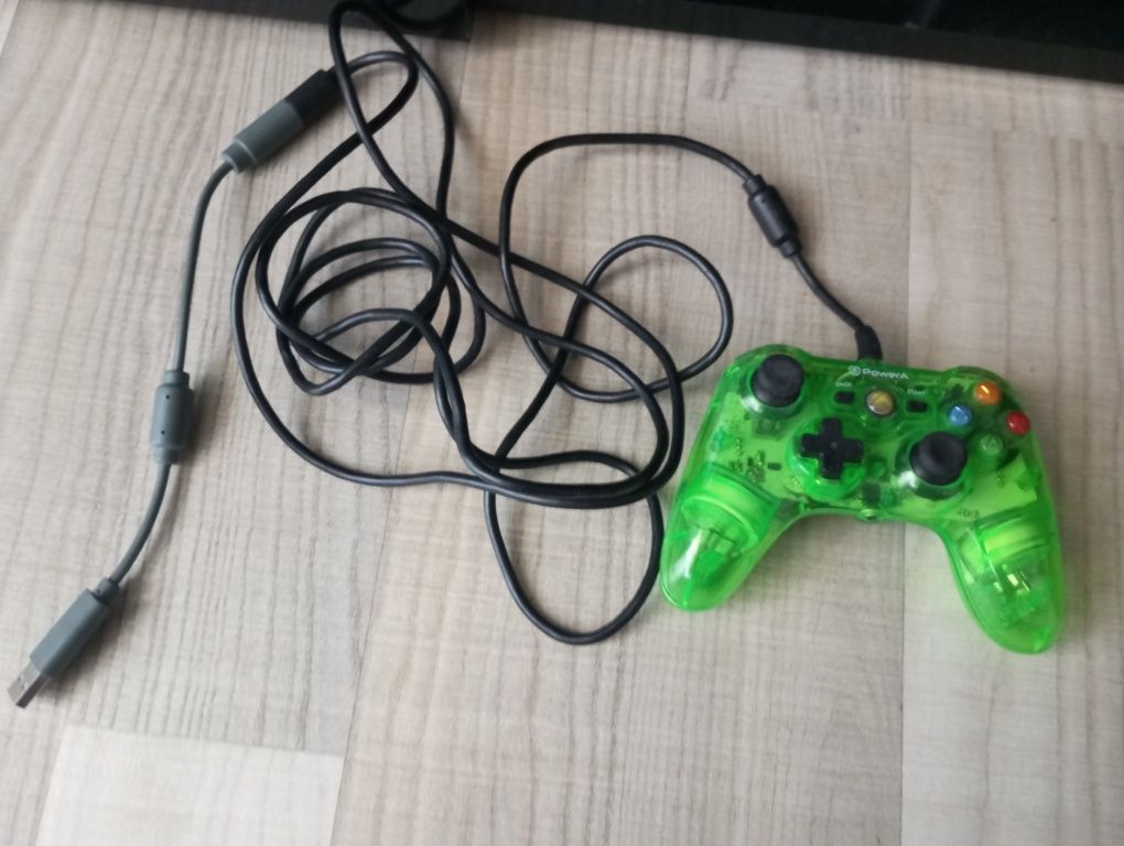 Продавам джойстик за xbox 360