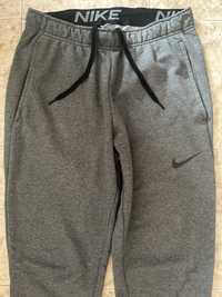 Дълги сиви панталони на Nike