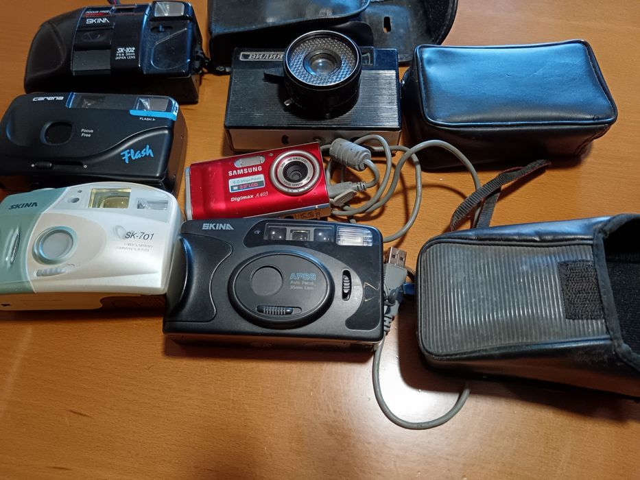 Фотокамери различни по марка и вид.