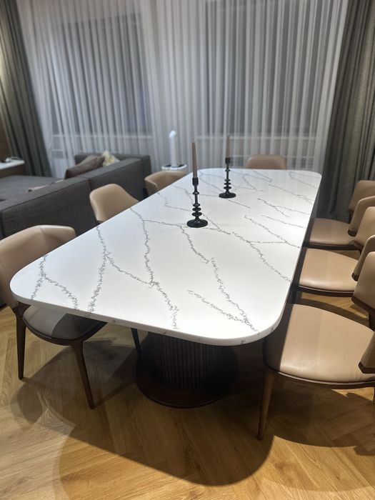 Стол из дерева и камня