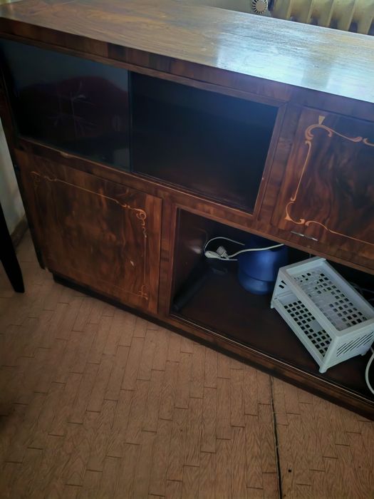 Mobilier vechi în stare bună