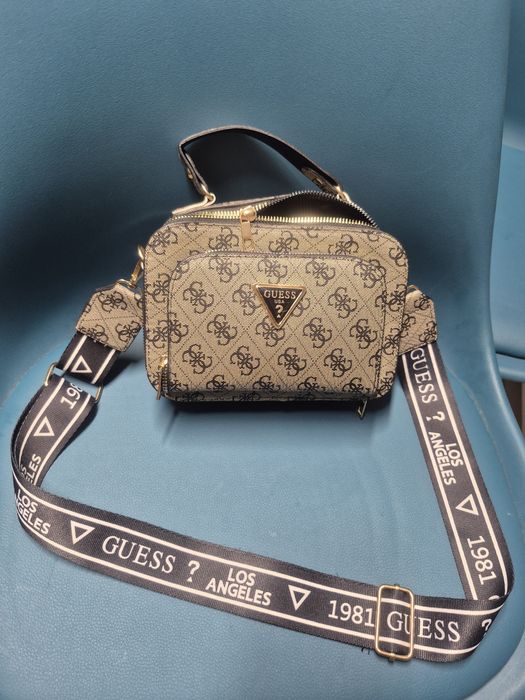 Geanti Guess cu doua compartimente respectiv trei .