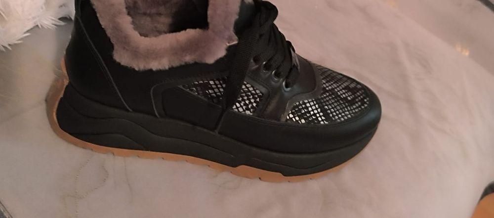 Продам  зимние кроссовки ( новые)