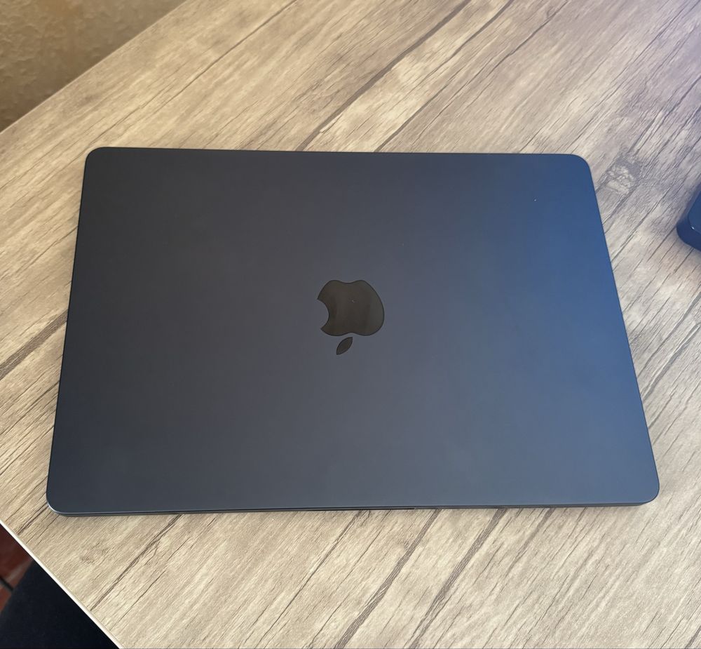 Macbook Air M2 13.6 8/256 4 sikl (yangi) chexol va adapter sovg’a