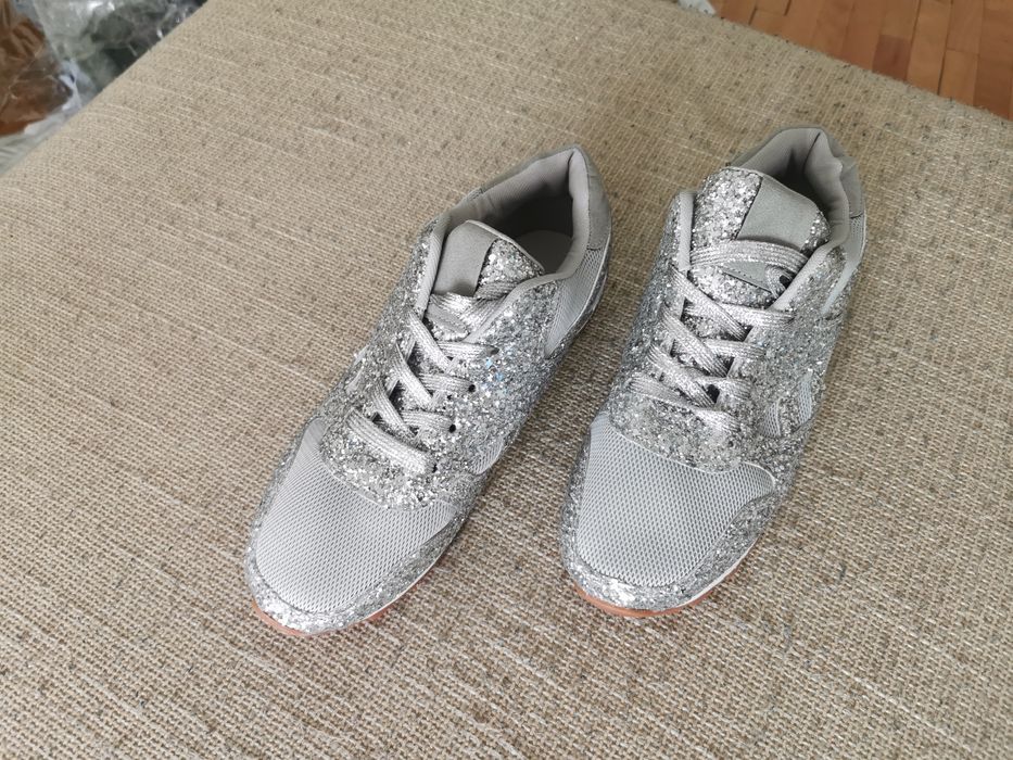 Дамски спортни обувки