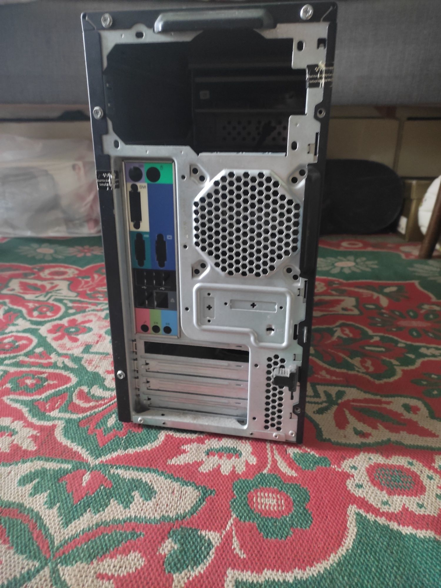 Продавам компютърна кутия Gateway DT Series