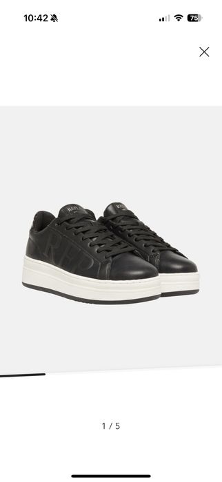 Сникърси и чанта