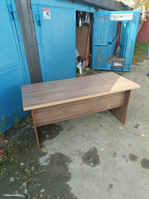 Продам два больших офисных стола .