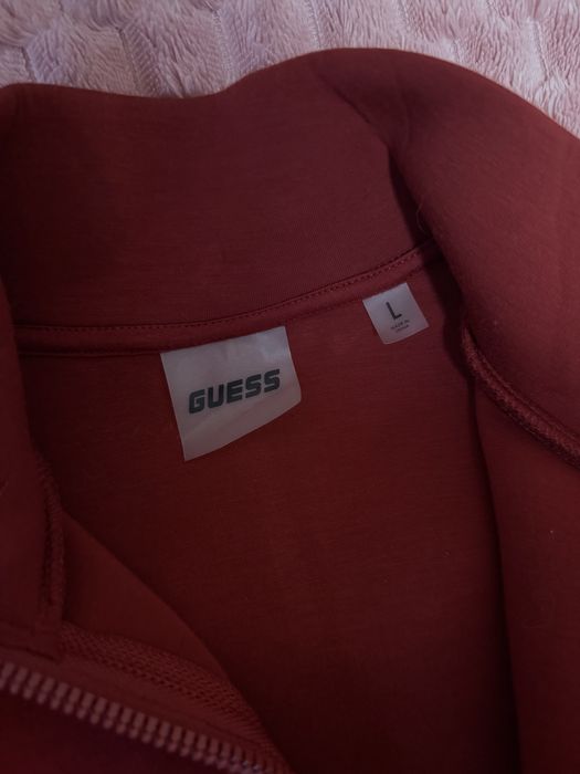 Суичър на марката Guess