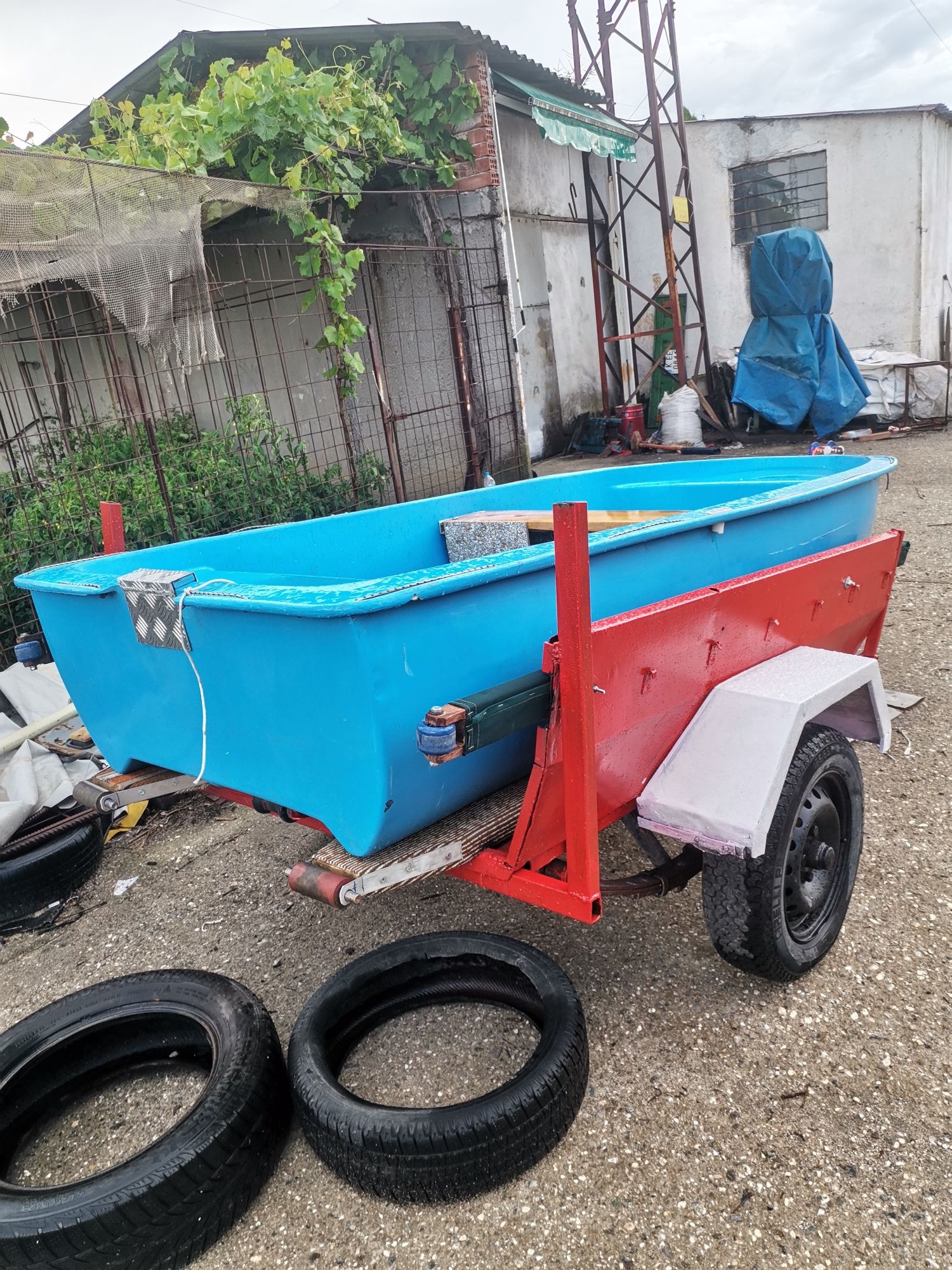 Продавам  лодка и мотор