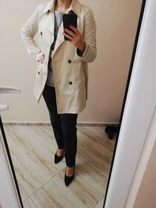 Светло бежово дамско манто Bershka