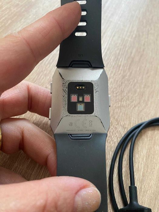 Ceas Fitbit Ionic – funcționează perfect, cu încărcător original