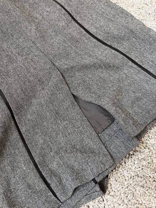 серое платье без рукавов, прямое