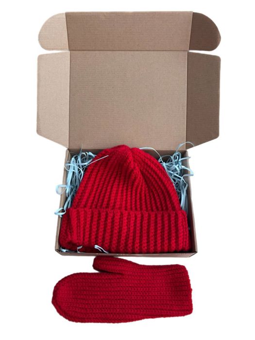 Вязанная шапка и варежки