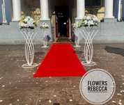Covor rosu stalpisori aranjamnete florale decoratiuni evenimente panou