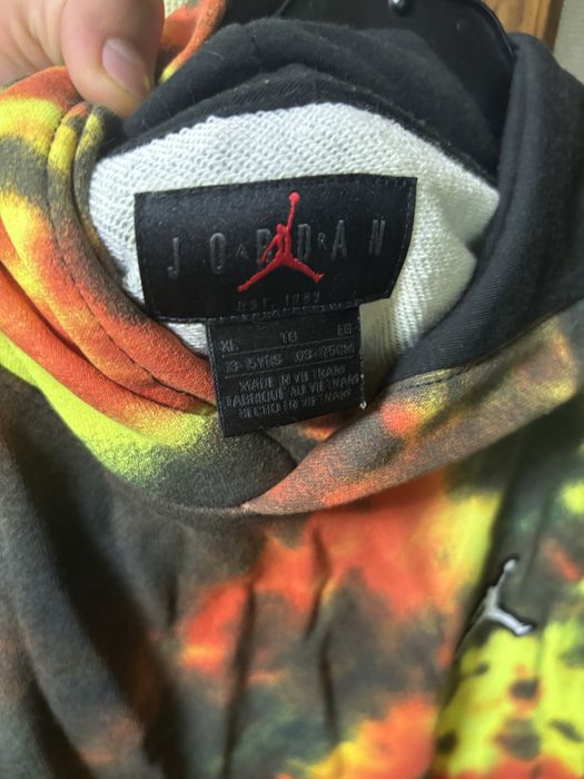Vand hanorac jordan si geaca