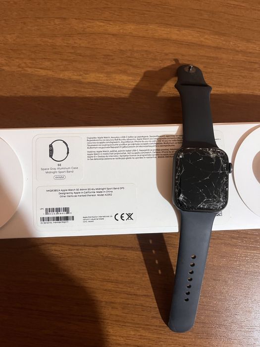 Apple Watch SE счупен