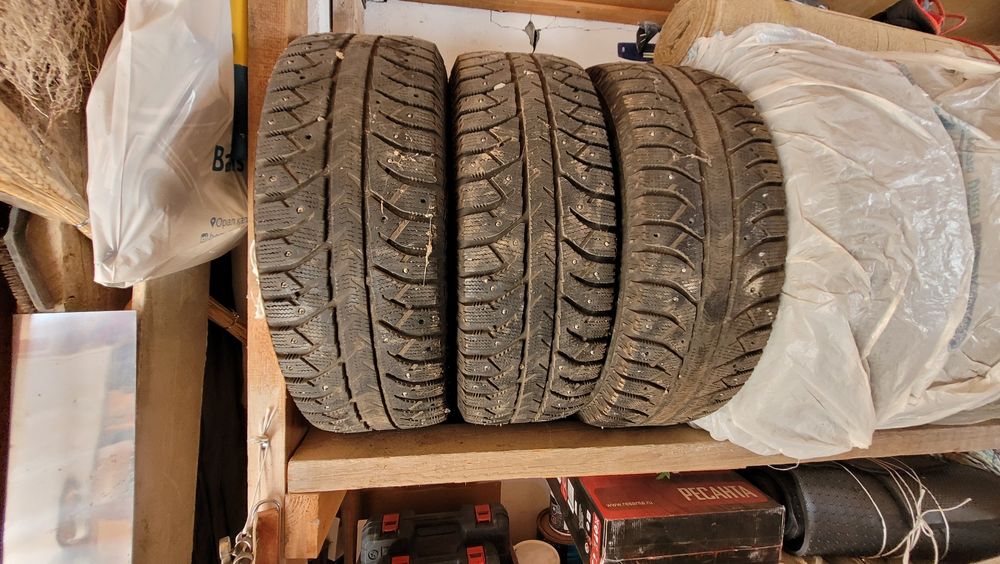 Продам срочно резину зимний комплект марки Bridgestone раз R16/65/215