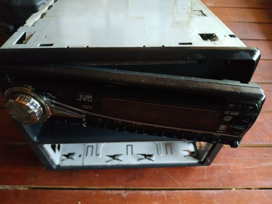 Doua radio cd auto pioneer și jvc 4x50w