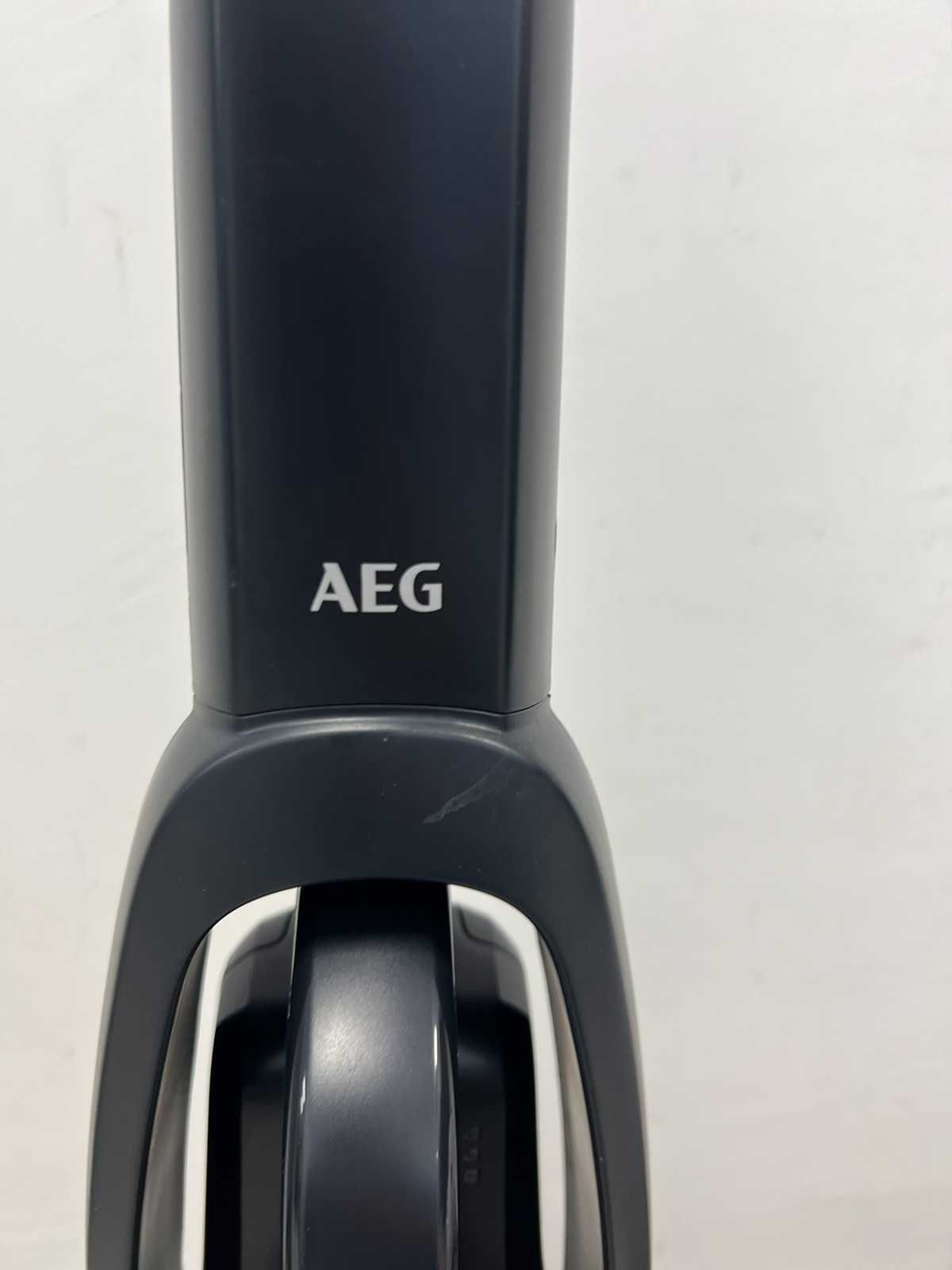 Безжична Вертикална прахосмукачка AEG QX6-1-42-GG Втора употреба