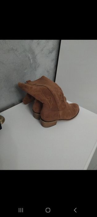 Cizme în culorile toamnei, elegante ,se asortează cu geanta maro.