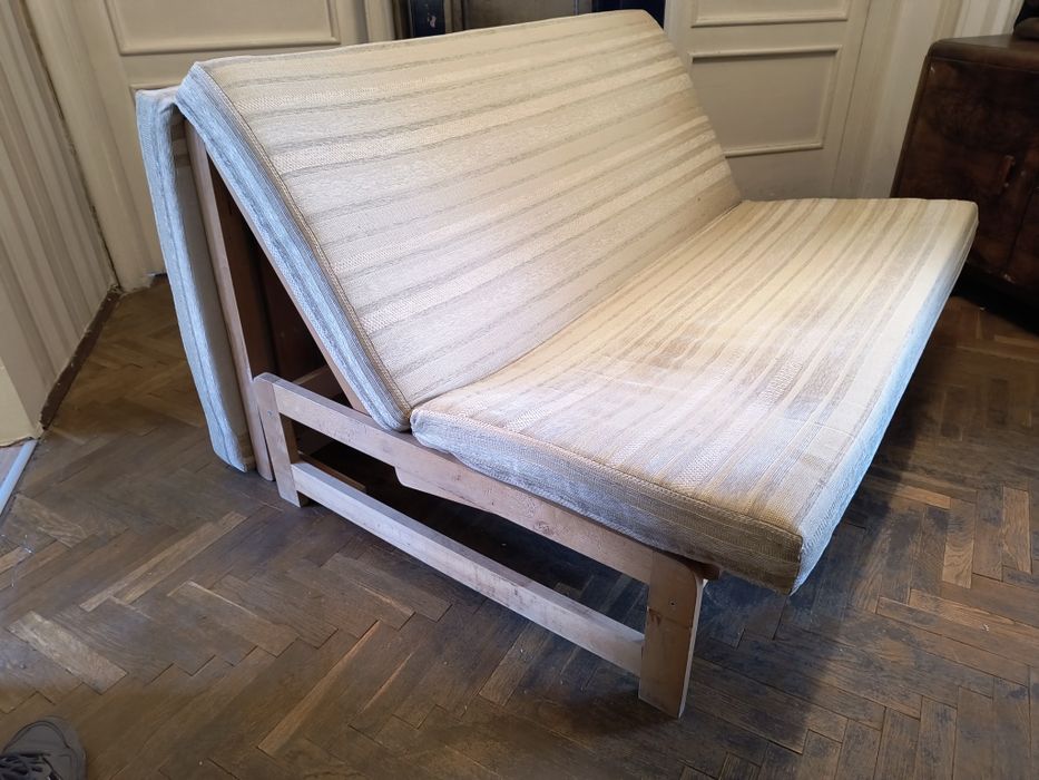 Разтегателен диван, футон