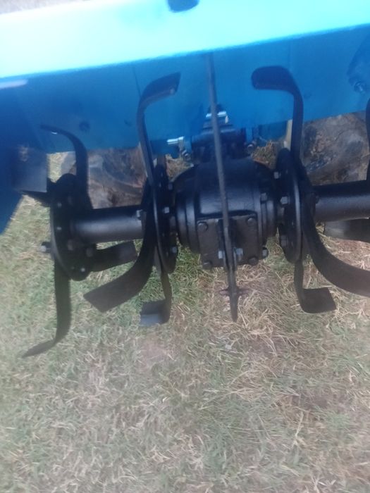 Doua motocultoare unul agria ,altul bcs705.