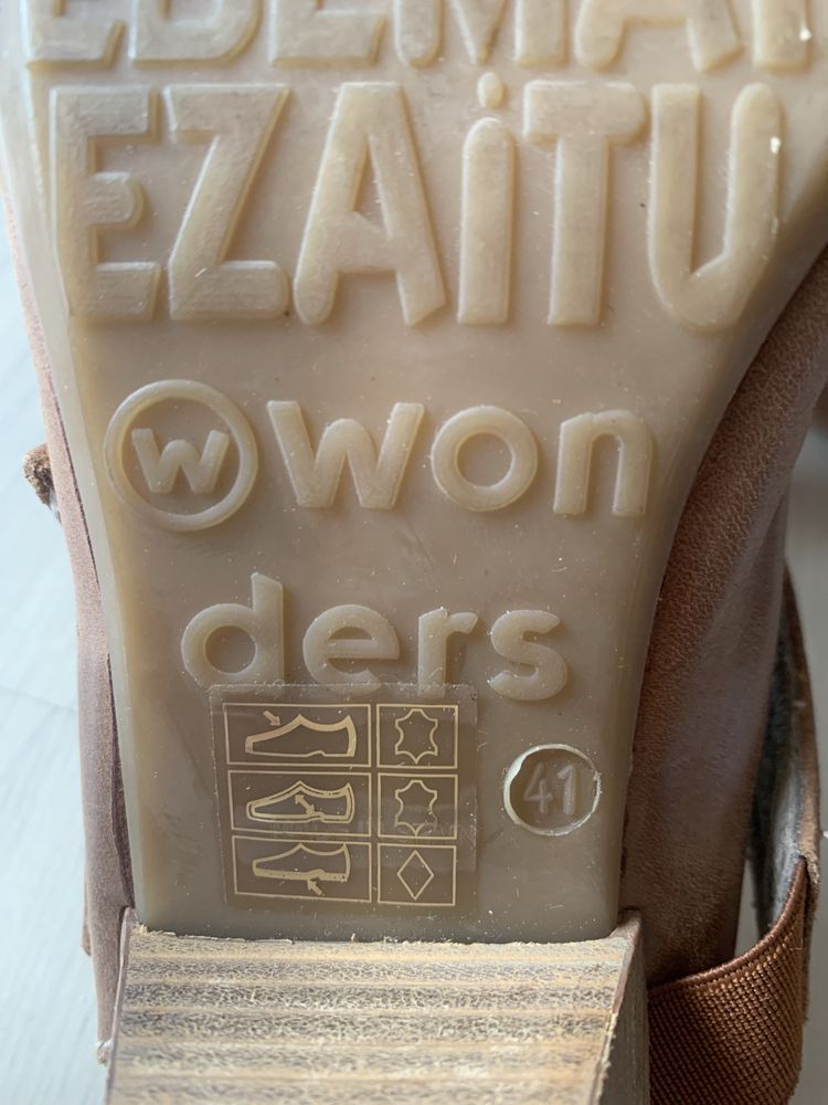Vand sandale inchise in fata(41)din piele.