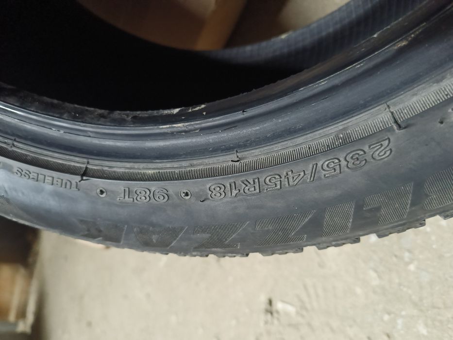 Комплек зимних шин 235 / 45 R18