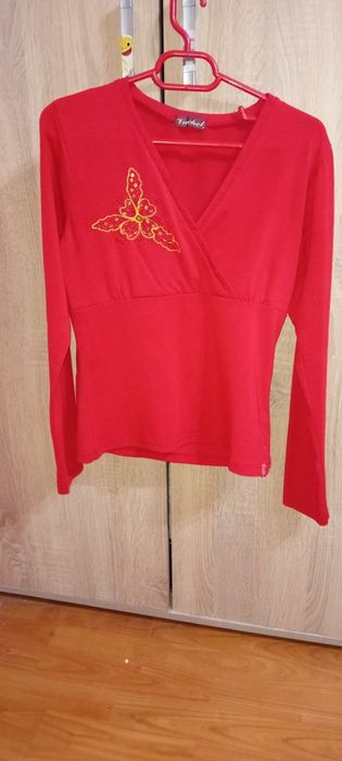 Bluza este foarte bună și noua