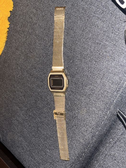 Оригинален Casio A1000MG-9EF – златен ретро часовник