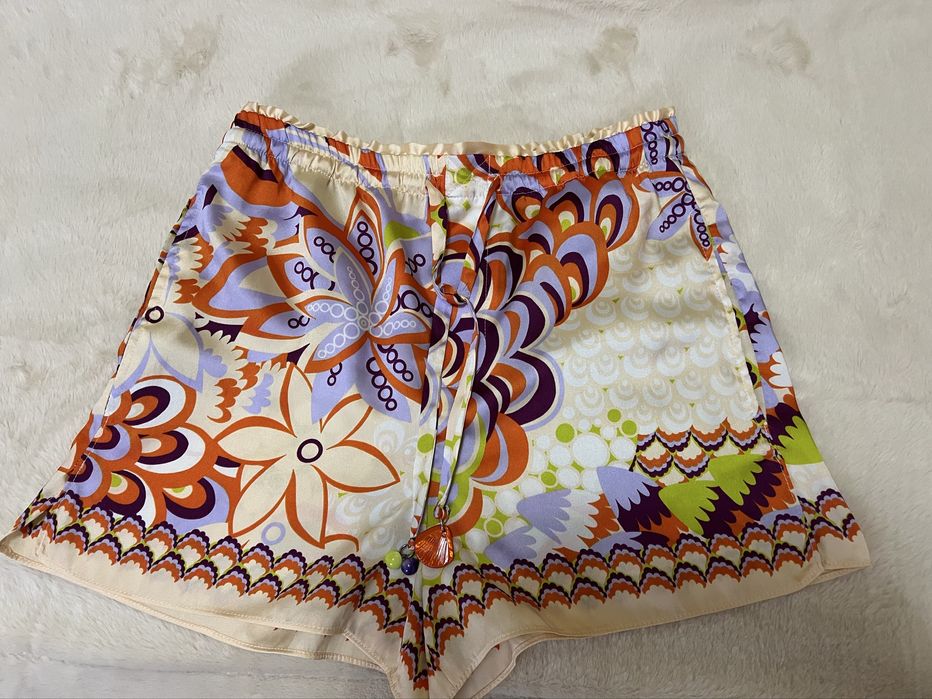 Къси цветни панталонки на Zara