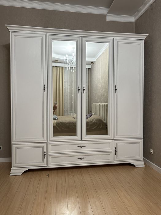 Белый альпийский шкаф