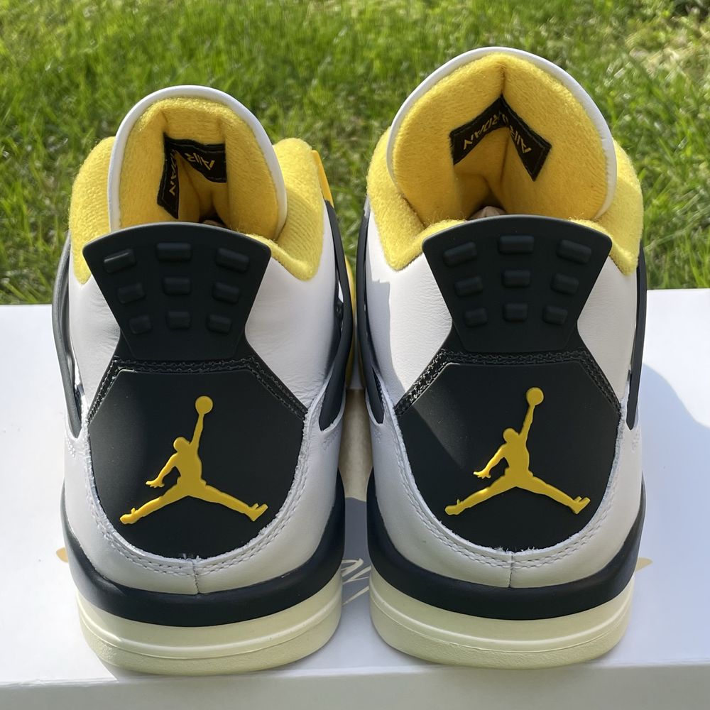 Jordan 4 Vivid Sulfur (nu Yeezy sau Dunk)