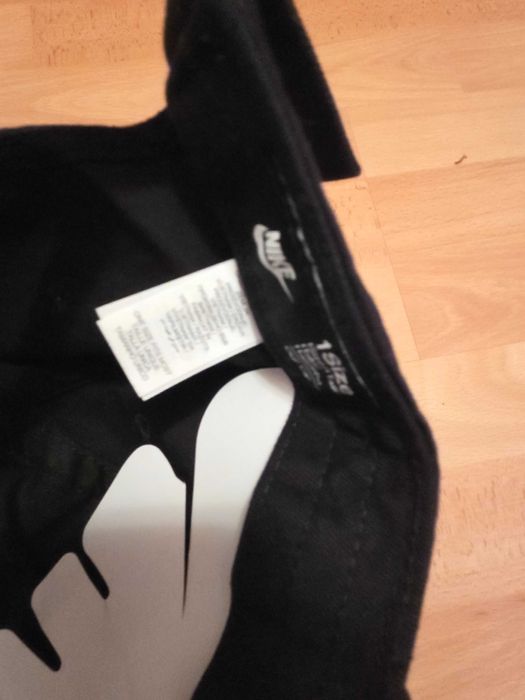 Черна шапка с козерка Nike