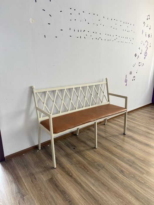 Скамейка / лавка со спинкой для студии, офиса, прихожей