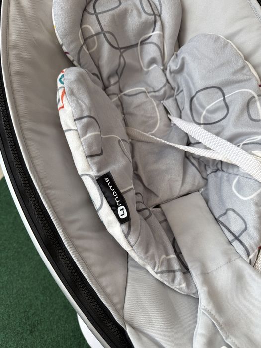 Fotoliul balansoar MamaRoo 4.0 (4 moms)
