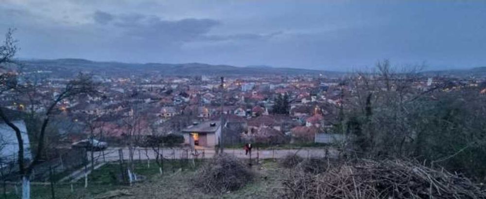 Loc pentru casa si gradina, chiar in orasul Hunedoara. Pret avantajos!